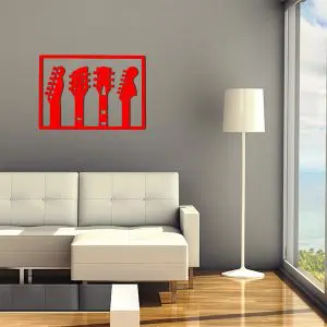 plaque murale en métal de 3 guitares dans salon en rouge