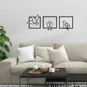 plaque murale en métal avec 3 oiseaux colombes en noir dans le salon